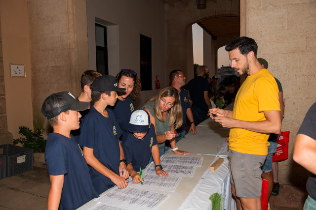 PICK UP BIB NUMBERS - Photos by Kike Cardona